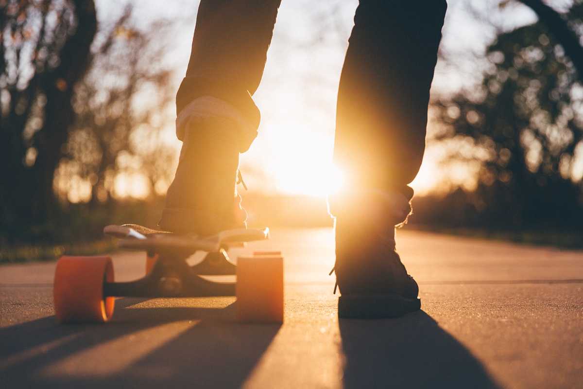 Pojke på skateboard